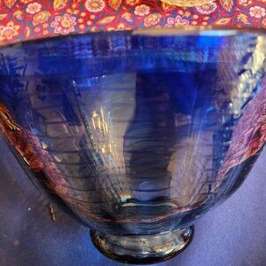 BEAURTIFUL BLUE ARTICULATED GLASS BOWL